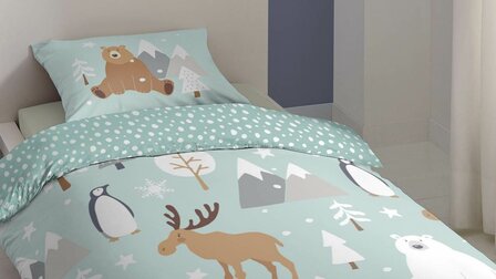 Kinderkamer winter dekbedovertrek, een dekbedhoes met een print van winter dieren zoals pingu&iuml;ns en rendieren. Dit dekbe