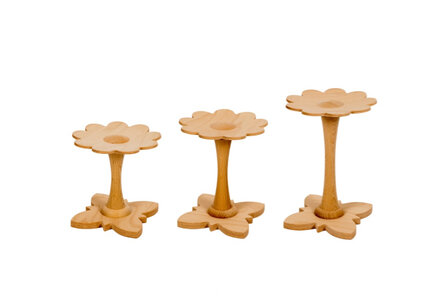 Houten accessoires voor je babykamer en kinderkamer. Leuk bloemen krukje hout, beuk puur natuur als slaapkamer decoratie. Met d