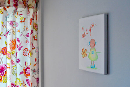Rutje Love you babykamer. Muurdecoratie voor de meisjeskamer. babykamer. Rube &amp; Rutje canvas. Een vrolijk meisje in haar ni