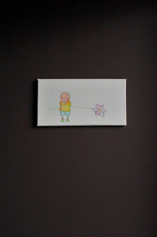 Jongen met een bloem in de hand. Kinderkamer decoratie voor een jongen. Goedkoop schilderijtjes van Rube & Rutje. Leuk schi