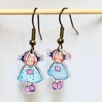 Rube & Rutje oorbelletjes twee meisjes, Rutje blauw roze. De oorbellen zijn per stuk handgemaakt en dus uniek. De verzilver