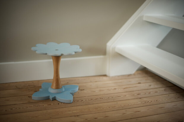 Pastel blauw meubels voor de babykamer en kinderkamer. Houten kinderkrukje voor meer natuur op de slaapkamer. De meest stijlvol