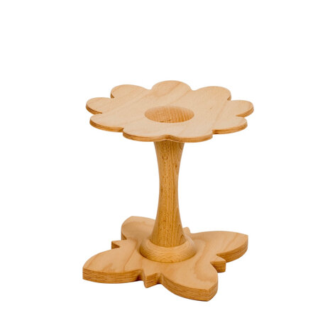 Houten accessoires voor je babykamer en kinderkamer. Leuk bloemen krukje hout, beuk puur natuur als slaapkamer decoratie. Met d