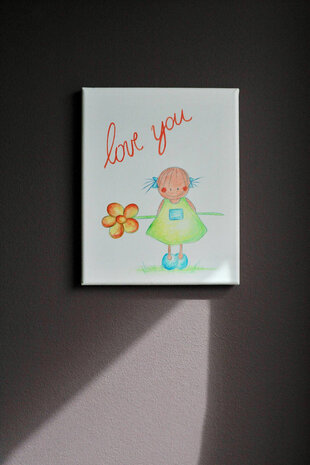 Rutje Love you babykamer. Muurdecoratie voor de meisjeskamer. babykamer. Rube & Rutje canvas. Een vrolijk meisje in haar ni